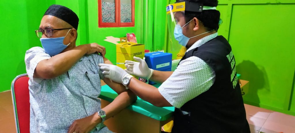 Giliran Pegawai Disdukcapil Kota Parepare Yang Melaksanakan Vaksin Hari ini  - Disdukcapil Kota Parepare